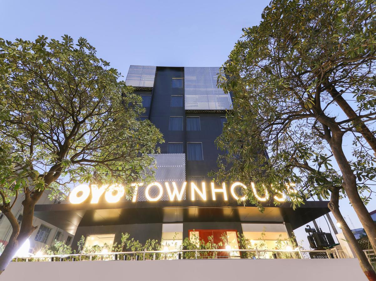 Oyo Townhouse 028 Corporate Suite Noida Exteriör bild