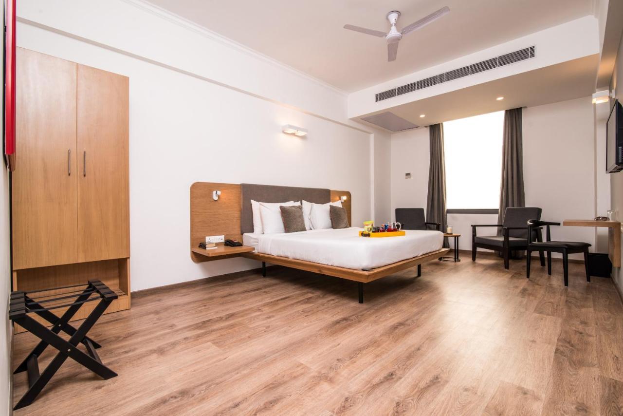 Oyo Townhouse 028 Corporate Suite Noida Exteriör bild